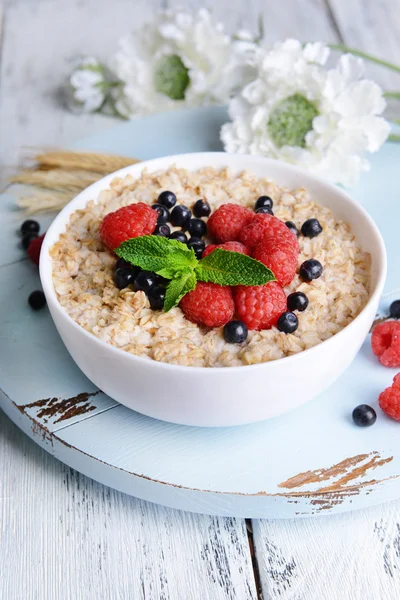 Tasty oatmeal with berries — Stock Photo, Image