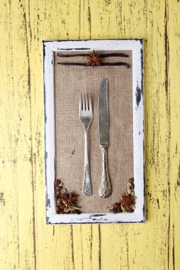 ahşap çerçeve, baharat ve renk ahşap zemin üzerinde vintage çatal bıçak takımı