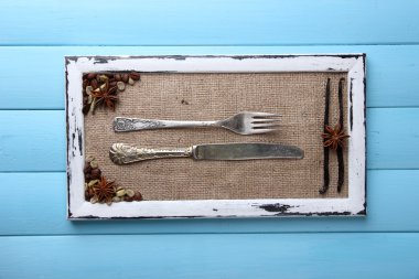 ahşap çerçeve, baharat ve renk ahşap zemin üzerinde vintage çatal bıçak takımı