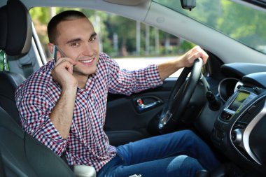 adam arabanın içinde