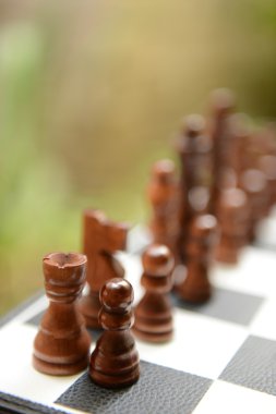 parlak zemin üzerinde satranç taşları ile satranç masası