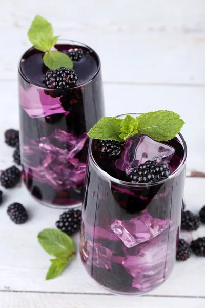 Ahşap masa olarak Buzlu limonata lezzetli cool blackberry — Stok fotoğraf