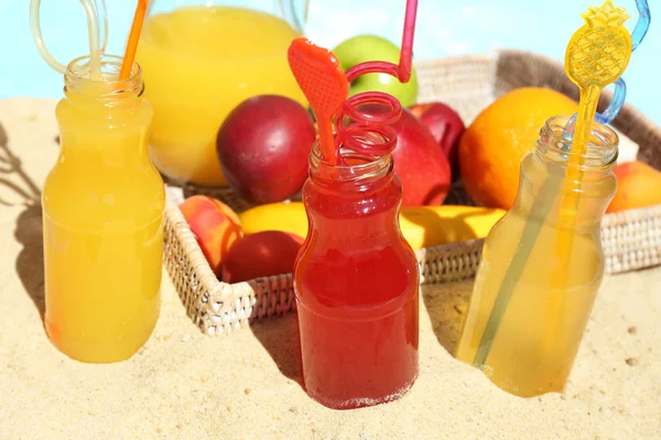 Heerlijke cocktails op strand, close-up — Stockfoto