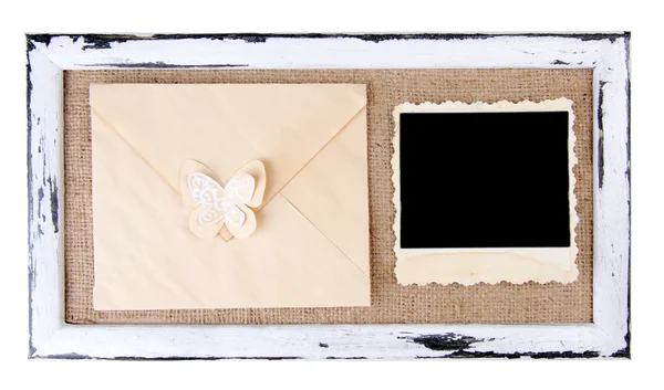 Marco de madera con foto vieja en blanco y carta de amor aislada en blanco —  Fotos de Stock