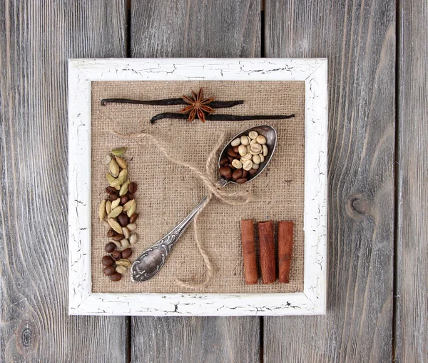 Cadre en bois, cuillère vintage et épices sur fond en bois — Photo