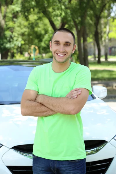 Hombre cerca del coche —  Fotos de Stock