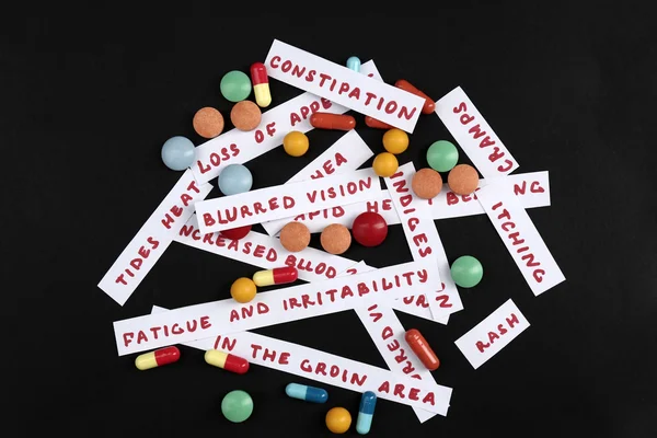 Lotería de medicamentos recetados sobre fondo negro, primer plano — Foto de Stock