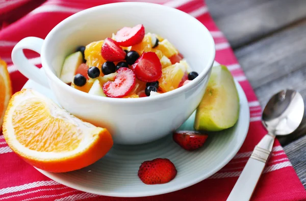 Nyttig hemlagad fruktsallad, närbild — Stockfoto