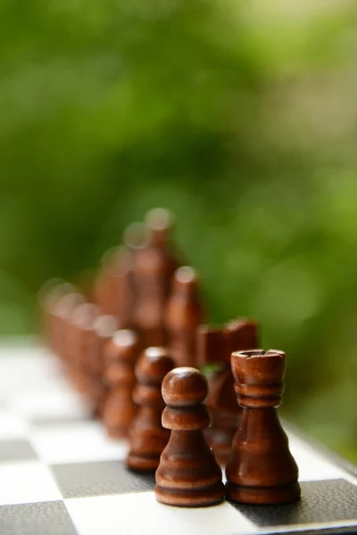 Schachbrett mit Schachfiguren auf hellem Hintergrund — Stockfoto