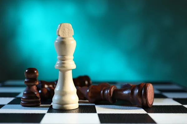 Schackbräda med schackpjäser på ljusblå bakgrund — Stockfoto