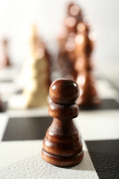 Scacchiera con pezzi di scacchi primo piano — Foto Stock