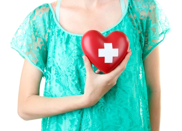 Corazón rojo con signo de cruz en la mano femenina, primer plano, aislado en blanco — Foto de Stock