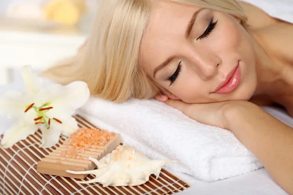 Mujer en el salón de spa — Foto de Stock