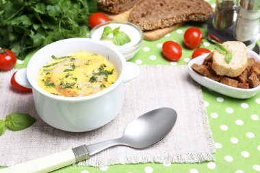 lezzetli çorba tencerede masa örtüsü üzerinde kapat