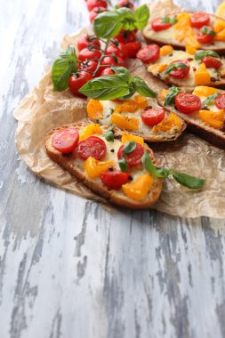 lezzetli, eski ahşap masa üstünde domates bruschetta