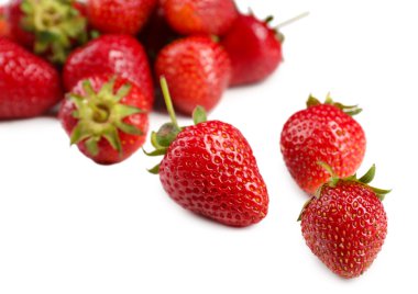 beyaz izole kırmızı olgun çilek