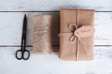 doğal tarzı el işi hediye kutusu ahşap zemin üzerinde. doğal tarzı tasarım kavramı