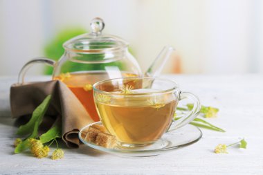 Ihlamur çiçek ahşap tablo ile lezzetli bitki çayı