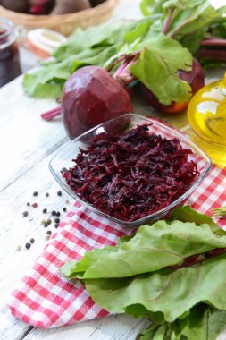 rendelenmiş beetroots kase üzerinde tablo yakın çekim