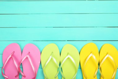 ahşap zemin üzerinde parlak flip flop