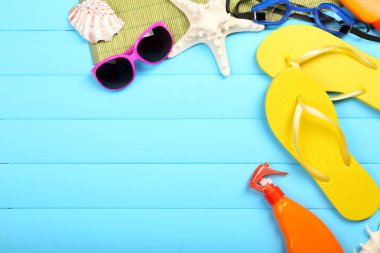 Kaç yaz öğeler ahşap arka plan üzerinde