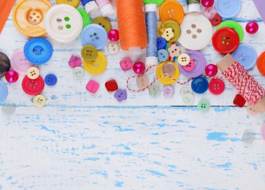 ahşap masa yakın çekim üzerinde dikiş aksesuarları