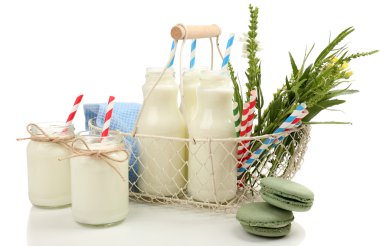 süt şişeleri ile üzerine beyaz izole kağıt payet