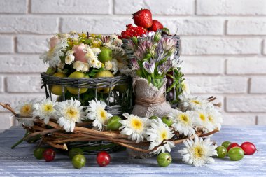 meyveler ve çiçekler ile natürmort