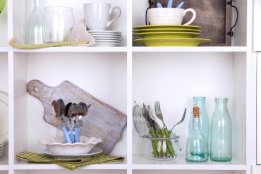 Güzel beyaz raf sofra ve mutfak eşyaları