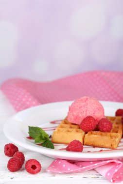 ahşap masa üzerinde dondurma ile lezzetli Belçika waffle