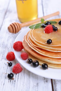 Tablo yakın çekim üzerinde çilek ile tatlı krep