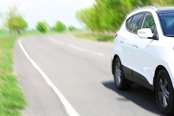 Geschwindigkeit. Auto fährt auf Straße — Stockfoto