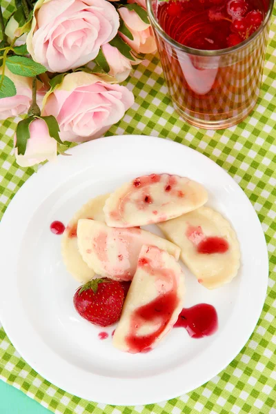 Sabrosas albóndigas dulces con fresa fresca en plato blanco, sobre fondo brillante — Foto de Stock