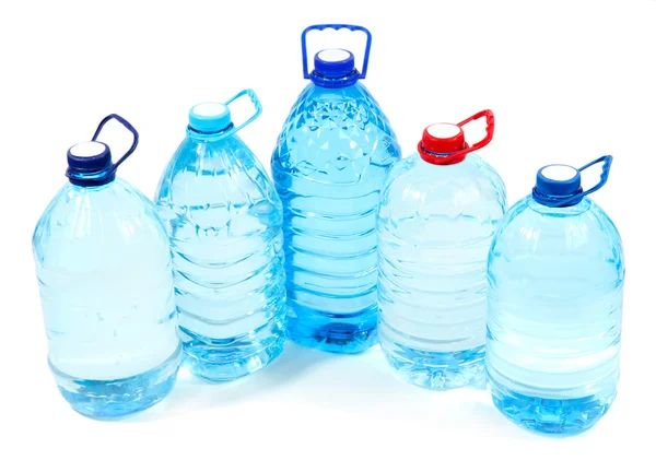 Voda ve velkých lahvích izolovaných na bílém — Stock fotografie