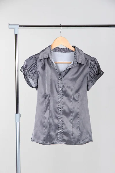 Escritório camisa feminina no cabide, no fundo cinza — Fotografia de Stock
