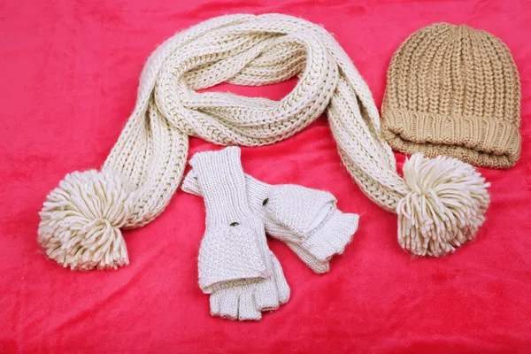 Vintermössa, halsduk och vantar, på färgbakgrund — Stockfoto