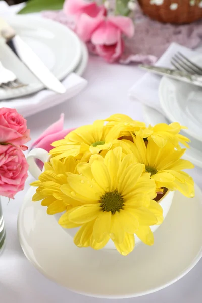 Накрытие стола весенними цветами — стоковое фото