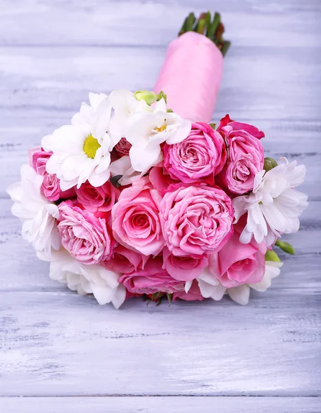 Beautiful wedding bouquet on wooden background — Stock Photo, Image