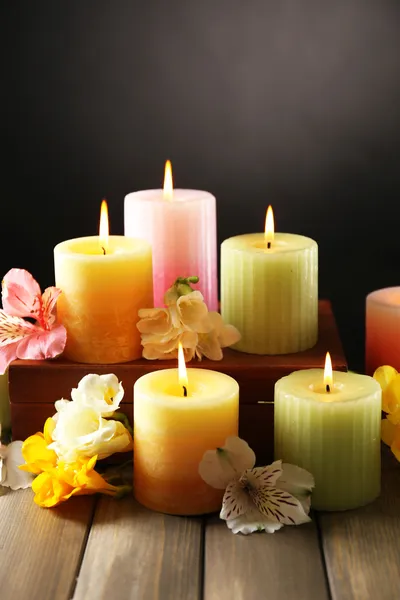 Belle candele con fiori su sfondo di legno — Foto Stock