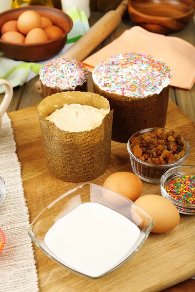 Easter cake preparing in kitchen — Stock Photo, Image