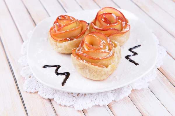 Sabroso hojaldre con rosas en forma de manzana en el plato en primer plano de la mesa —  Fotos de Stock