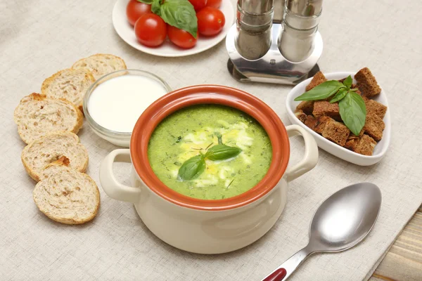 Lekkere soep in steelpan op tafellaken, close-up — Stockfoto