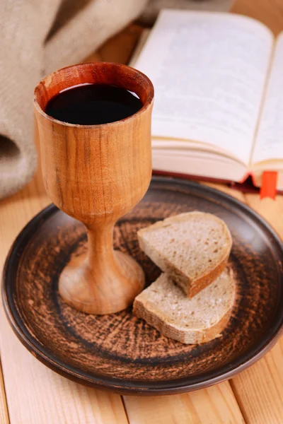 와인과 테이블 클로즈업에 빵의 컵 — 스톡 사진