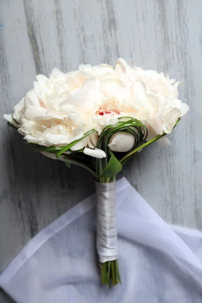 Bellissimo bouquet da sposa su sfondo di legno a colori — Foto Stock