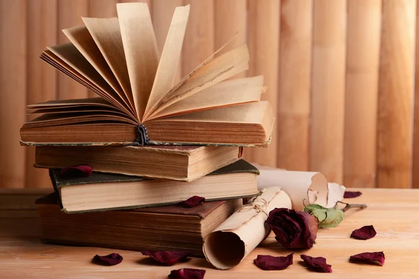 Oude boeken op tafel op houten achtergrond — Stockfoto