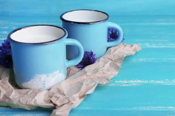ミルクと木製のテーブルのヤグルマギクのカップ — ストック写真