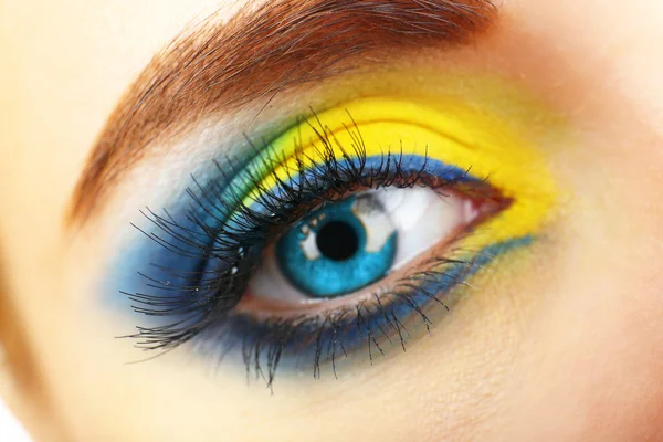 Vackra ögon med ljusa make-up, närbild — Stockfoto