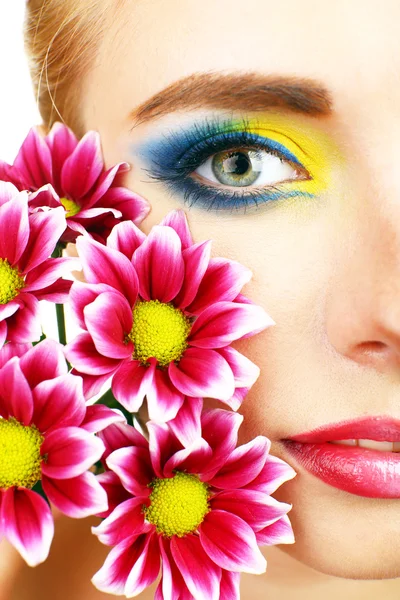 Mulher bonita com maquiagem brilhante e flor, close-up — Fotografia de Stock