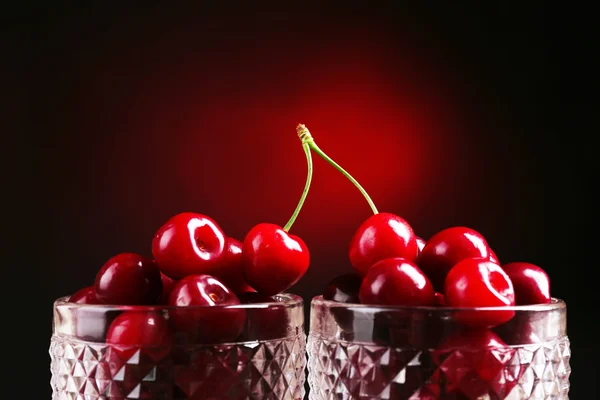 Cerezas dulces en vasos sobre fondo oscuro — Foto de Stock