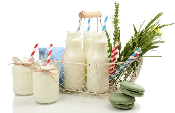 Milch in Flaschen mit Papierhalmen isoliert auf weiß — Stockfoto